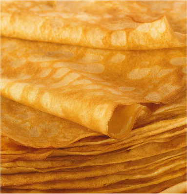 Pile de crêpes dorées fraîches et appétissantes